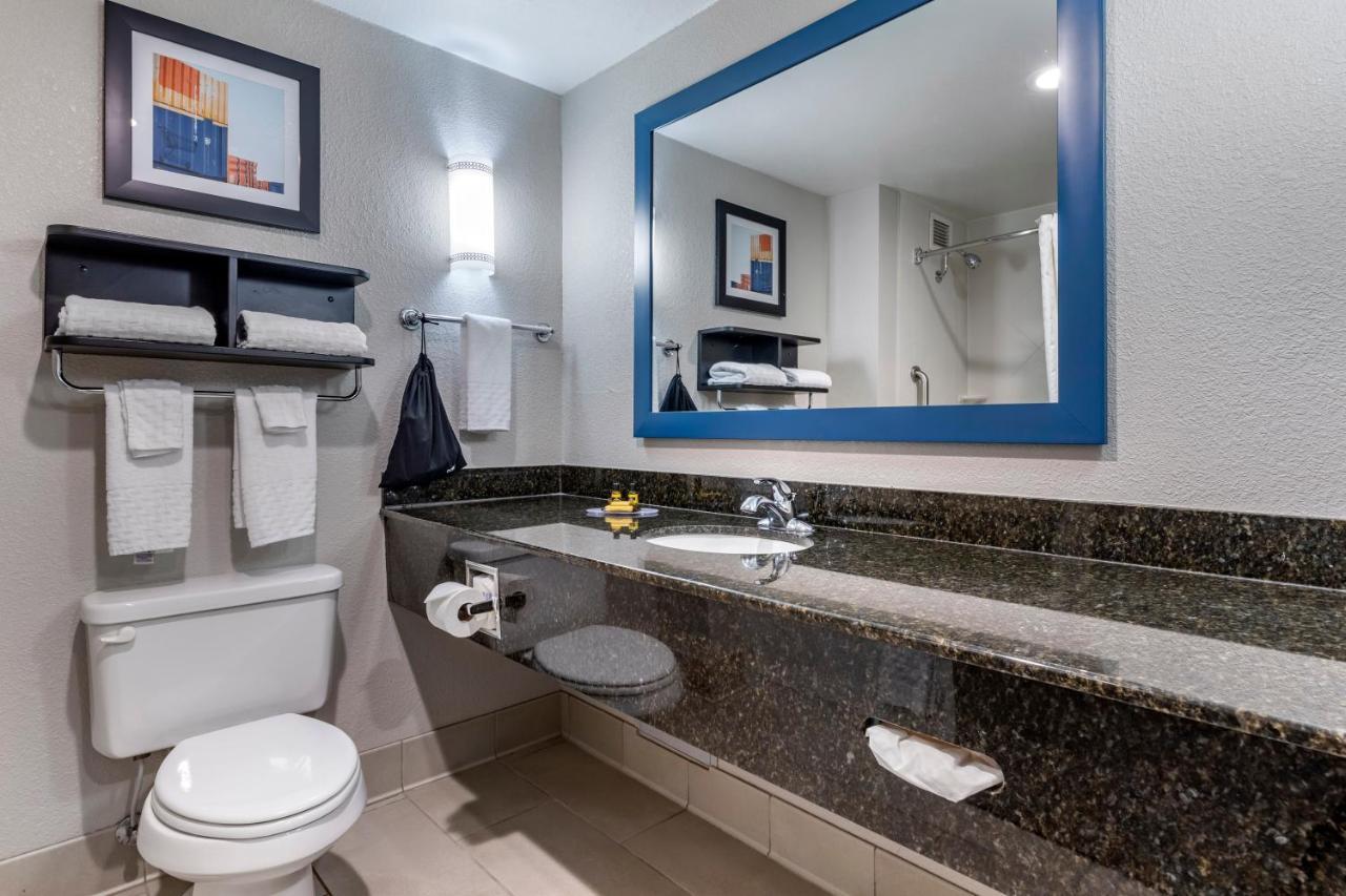 Best Western Plus Castlerock Inn & Suites Бентънвил Екстериор снимка