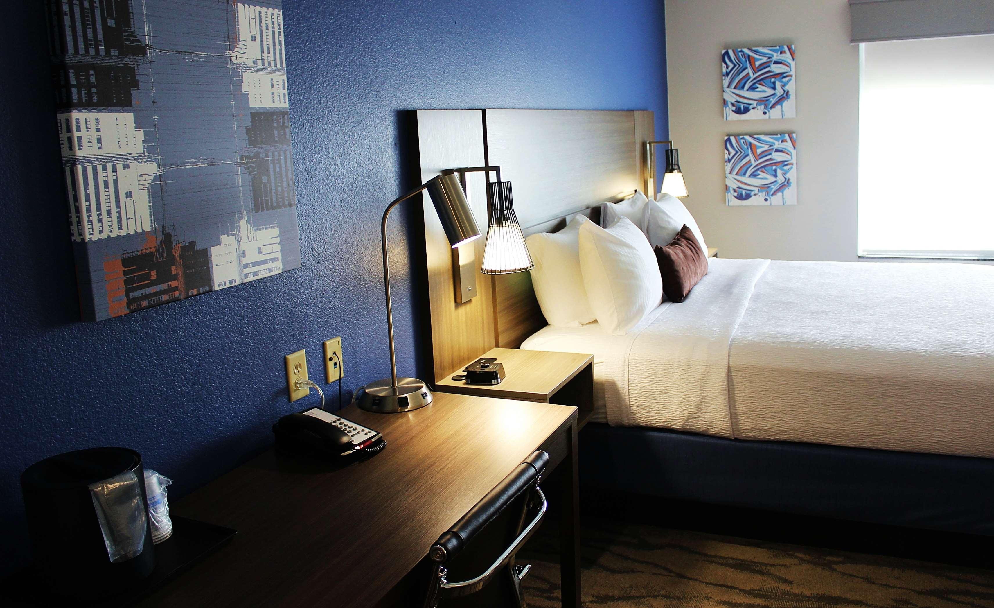 Best Western Plus Castlerock Inn & Suites Бентънвил Екстериор снимка