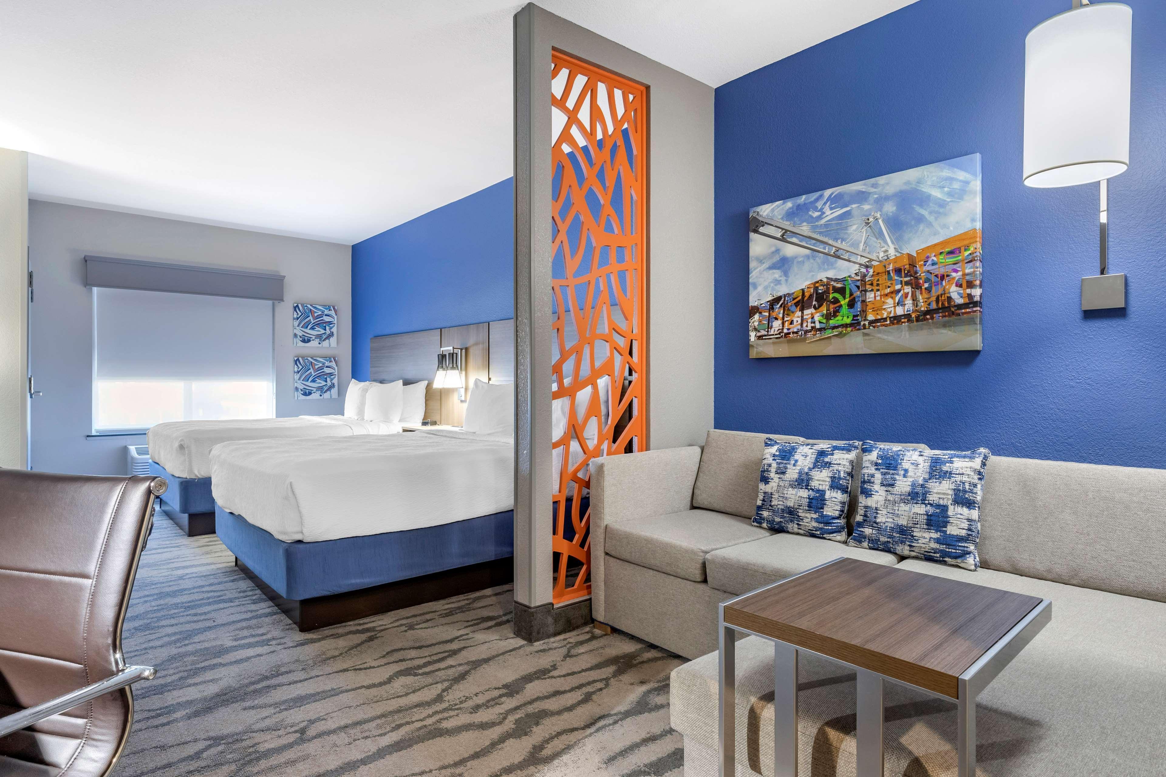 Best Western Plus Castlerock Inn & Suites Бентънвил Екстериор снимка