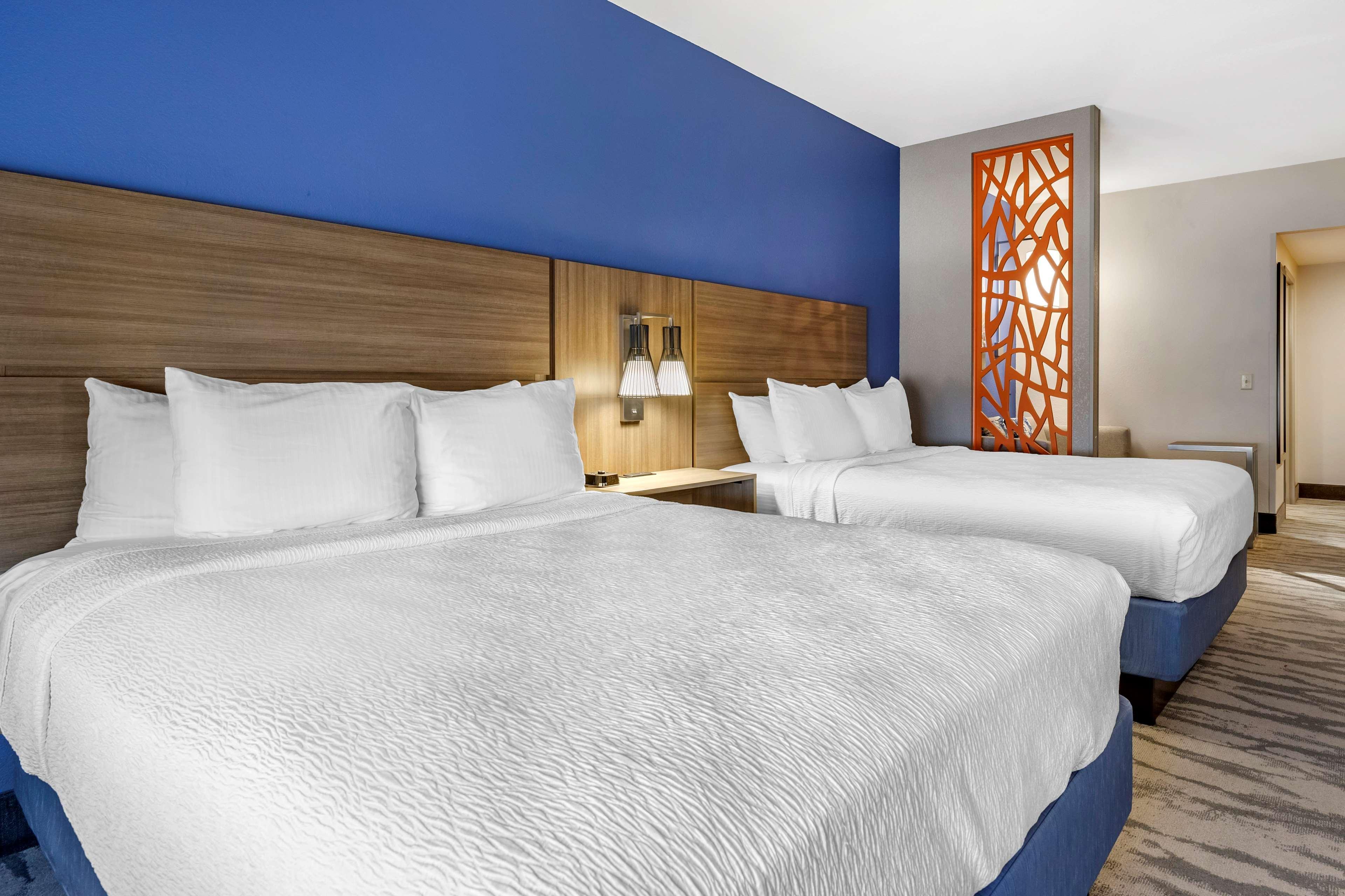 Best Western Plus Castlerock Inn & Suites Бентънвил Екстериор снимка