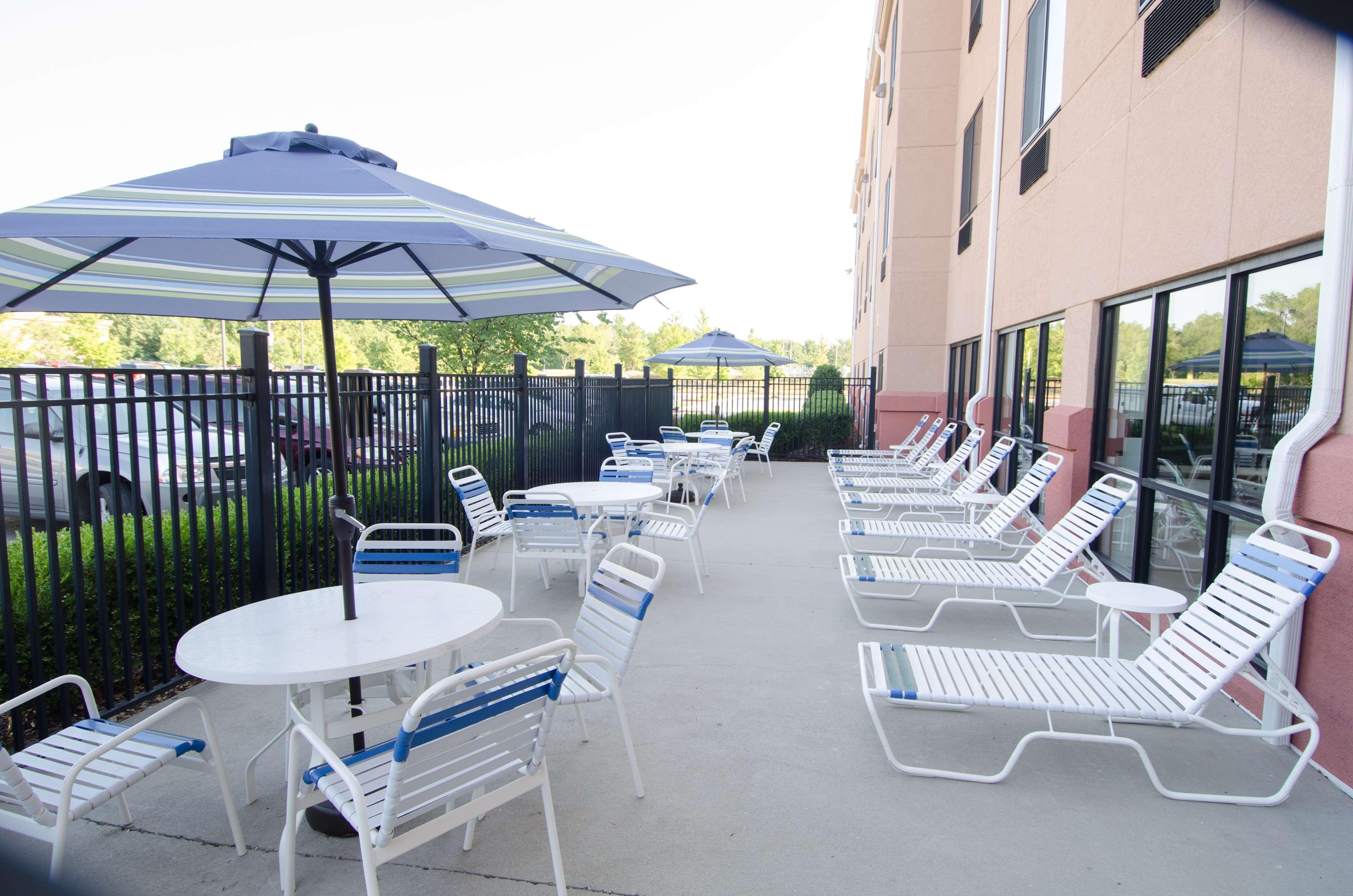 Best Western Plus Castlerock Inn & Suites Бентънвил Екстериор снимка