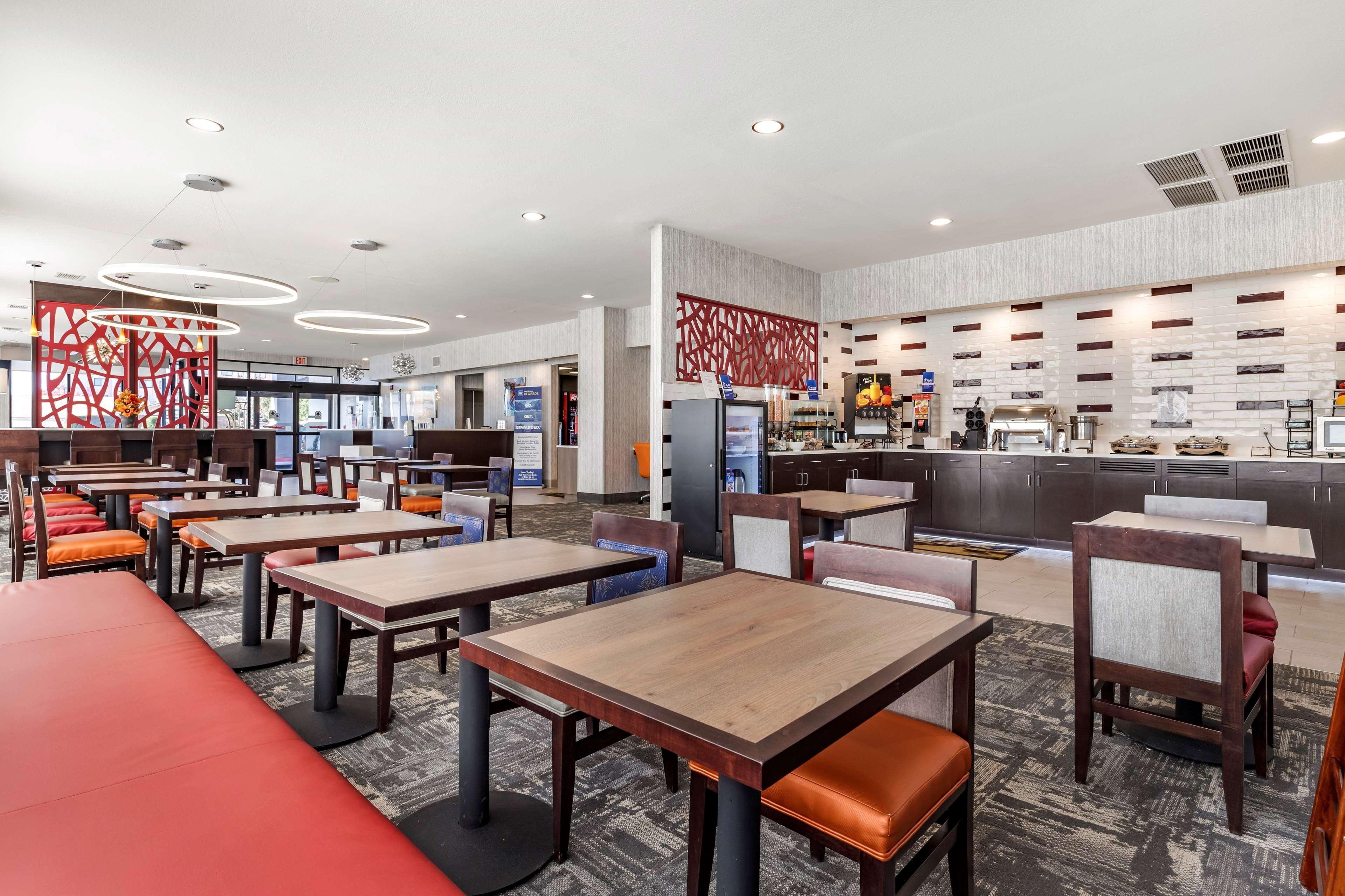 Best Western Plus Castlerock Inn & Suites Бентънвил Екстериор снимка