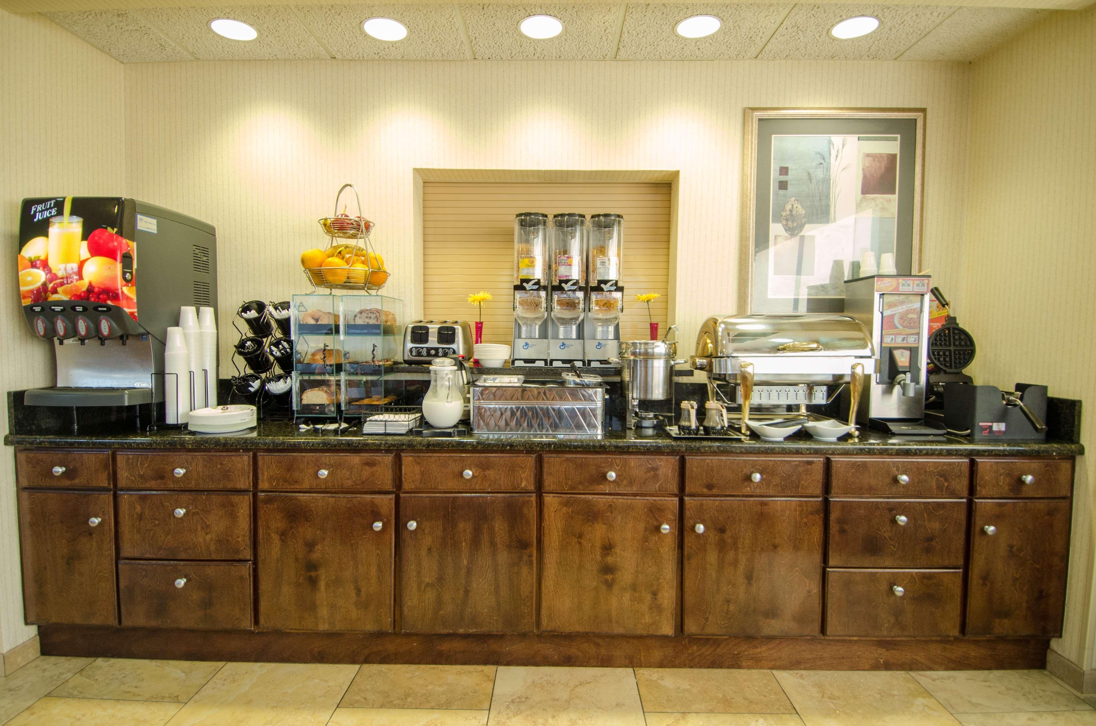 Best Western Plus Castlerock Inn & Suites Бентънвил Екстериор снимка