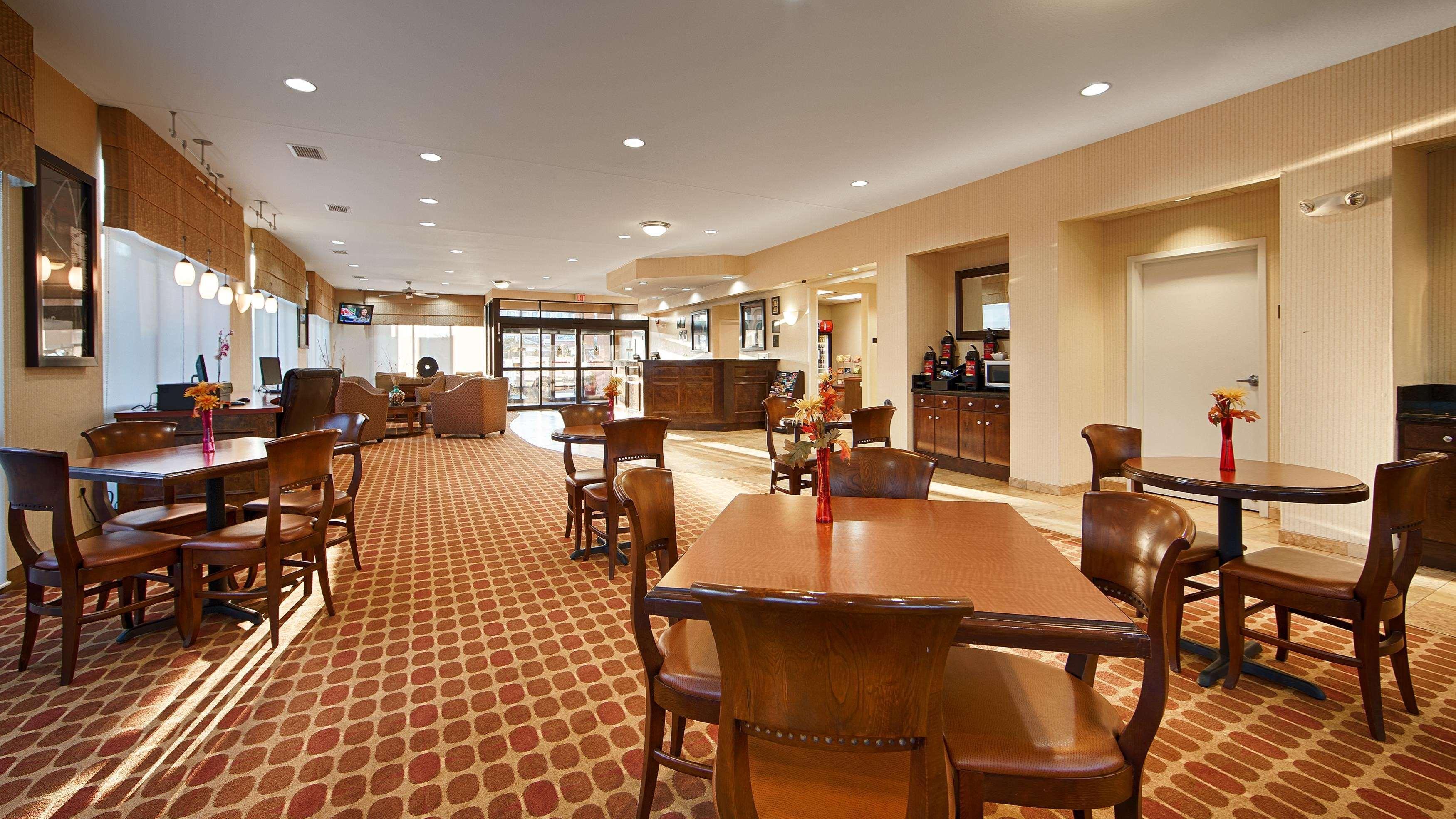 Best Western Plus Castlerock Inn & Suites Бентънвил Екстериор снимка