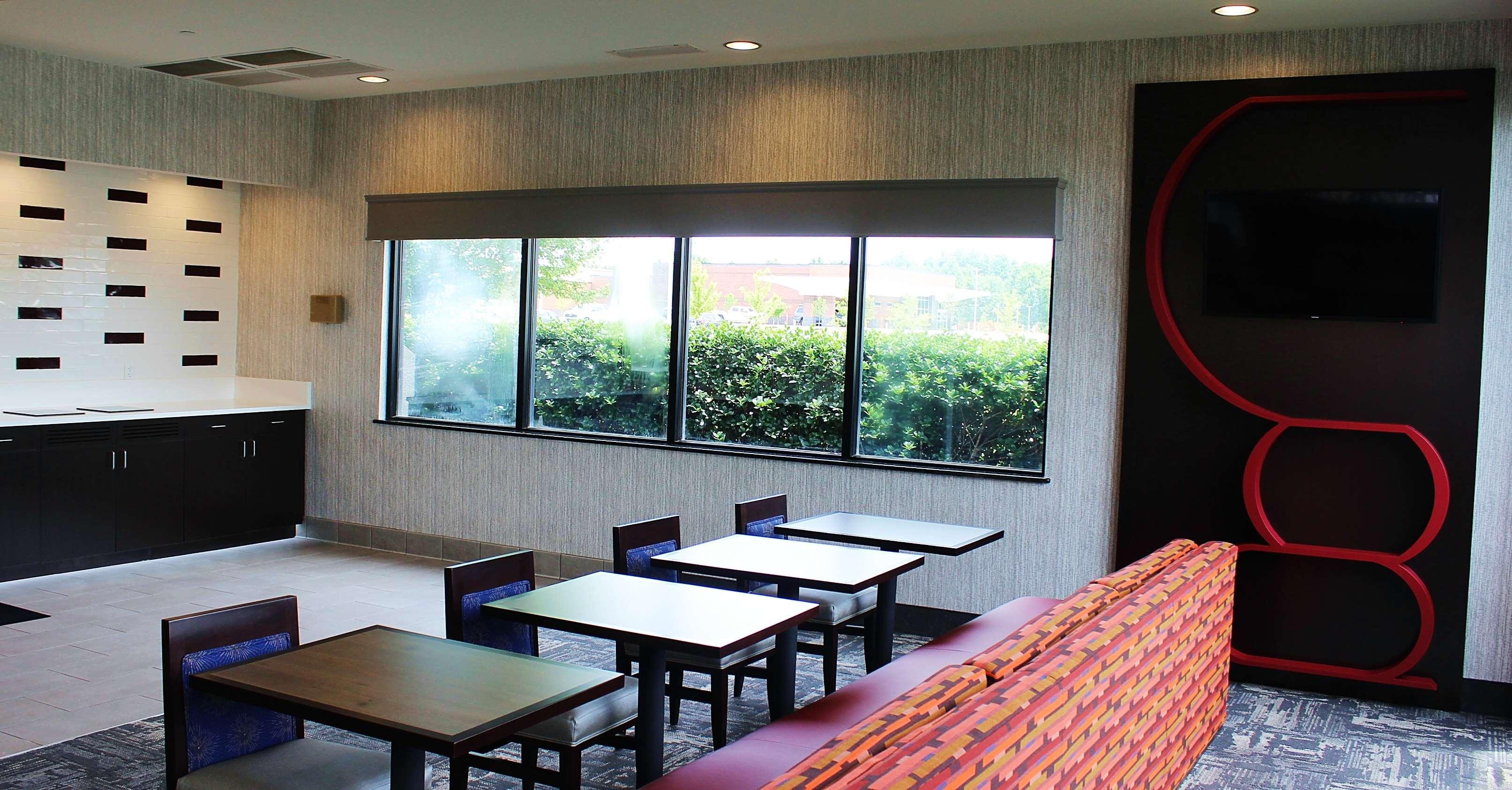 Best Western Plus Castlerock Inn & Suites Бентънвил Екстериор снимка