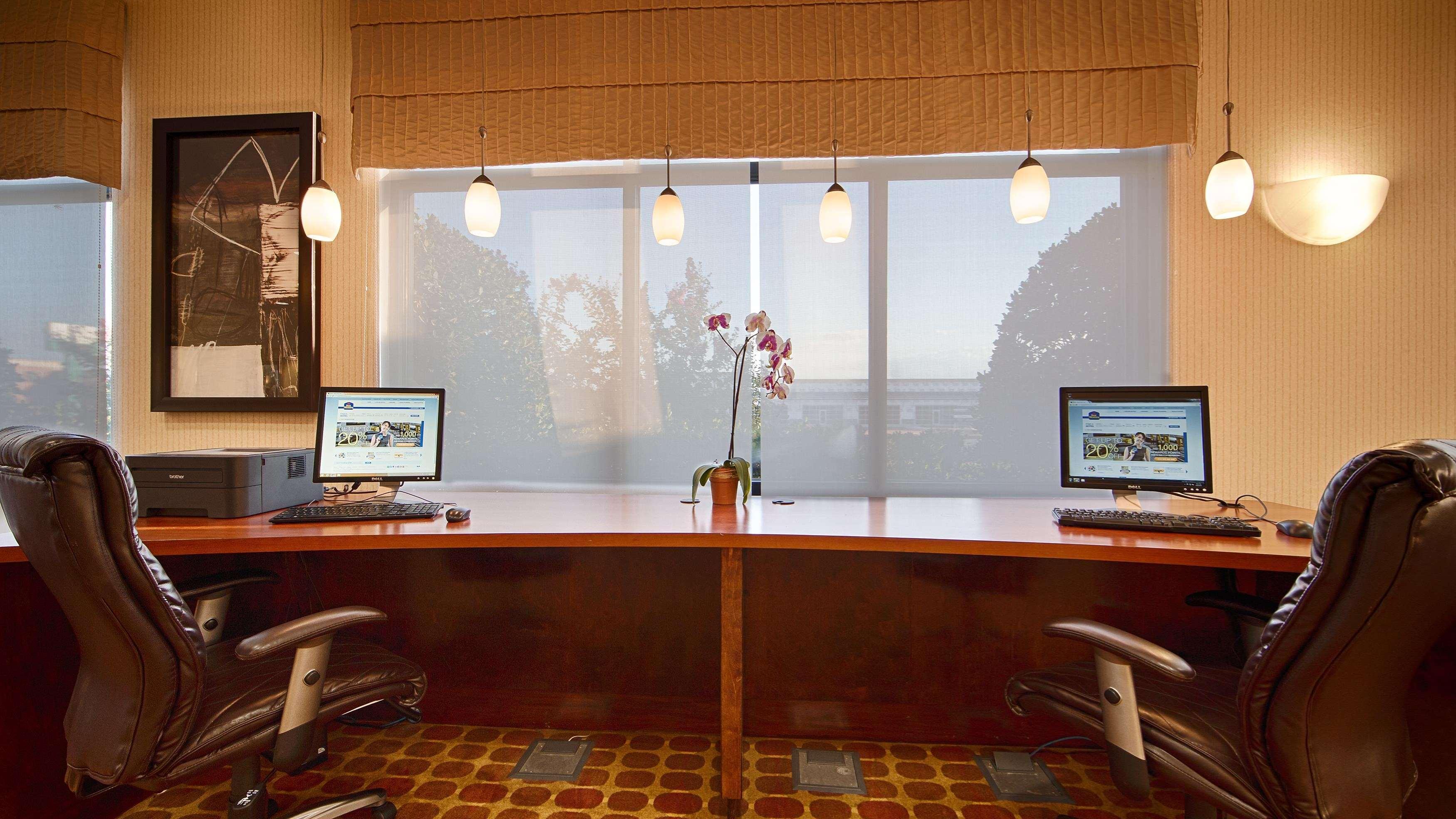 Best Western Plus Castlerock Inn & Suites Бентънвил Екстериор снимка